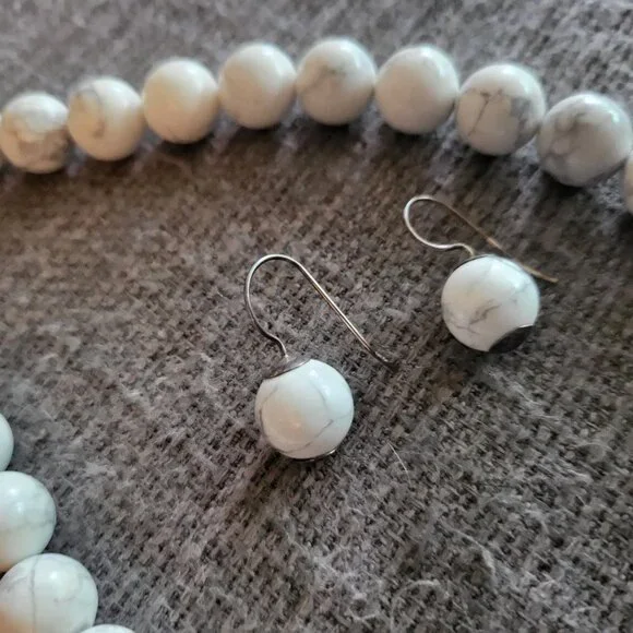 Natural white Howlite necklace and matching earrings - Picture 2 of 2